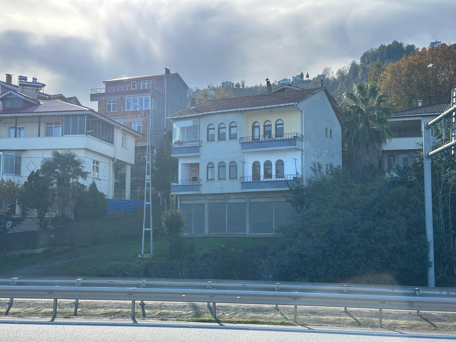 MABEL GAYRİMENKUL/DENİZLİ'DE ANA YOLA SIFIR SATILIK ARSA VE BİNA